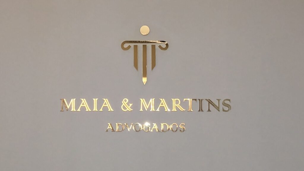 Imagem de parede com logo marca do escritorio